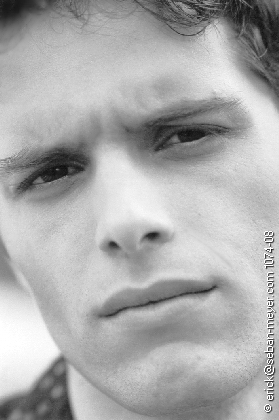 
Model : Marcio (Totem Model Agency)

Stylisme de plateau : Ga�lle Hiver

Make up : Caroline Brillat

Photo : Erick Seban-Meyer (Paris, avril 2002)

(cliquez sur l'image pour revenir)