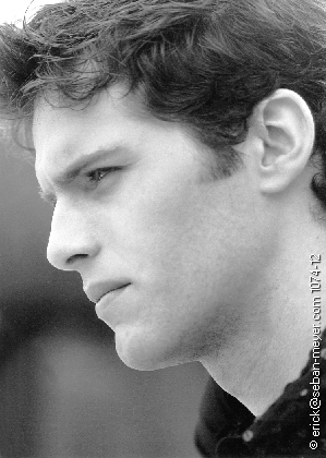 
Model : Marcio (Totem Model Agency)

Stylisme de plateau : Ga�lle Hiver

Make up : Caroline Brillat

Photo : Erick Seban-Meyer (Paris, avril 2002)

(cliquez sur l'image pour revenir)