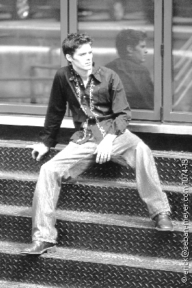 
Model : Marcio (Totem Model Agency)

Stylisme de plateau : Ga�lle Hiver

Make up : Caroline Brillat

Photo : Erick Seban-Meyer (Paris, avril 2002)

(cliquez sur l'image pour revenir)