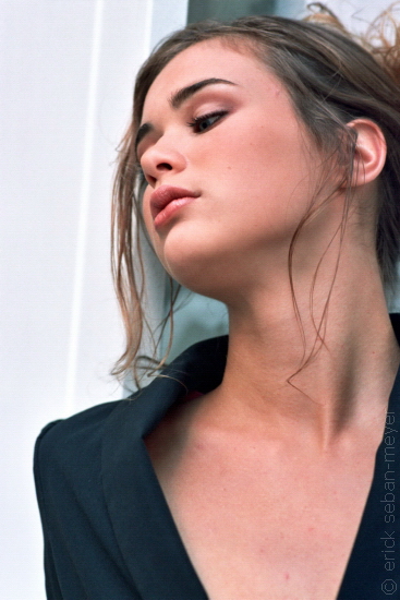 
Mod&egrave;le : Marta Sobczak (Aldebaran Models)

Make up and Hair : Val&eacute;rie Berrebi (Paris)

Stylisme : Honorine Ranson

Photo et coordination : Erick Seban-Meyer
(assist&eacute; d'Arnaud Poilleux)

Photographie r&eacute;alis&eacute;e en septembre 2003
Cliquez sur l'image pour revenir en arri&egrave;re